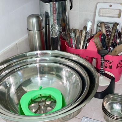LOT 58 Box lot of kitchen items