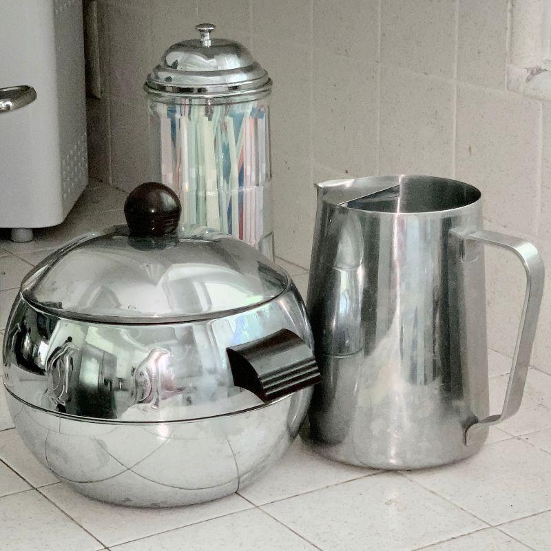 LOT 59 Vintage kitchen items | EstateSales.org