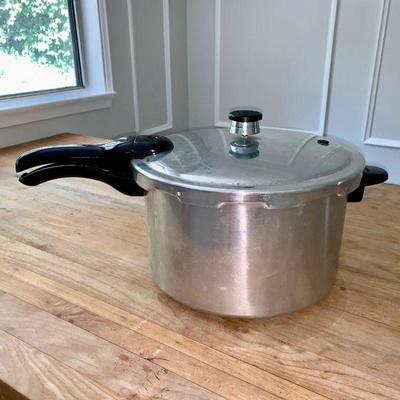 LOT 64 Pressure cooker
