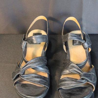 Woman's Clark's Artisan Adjustable Sandals Size 9W
