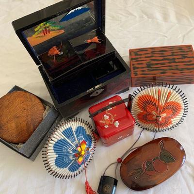 LOT 96  Eight pieces of decorative Japanese items 