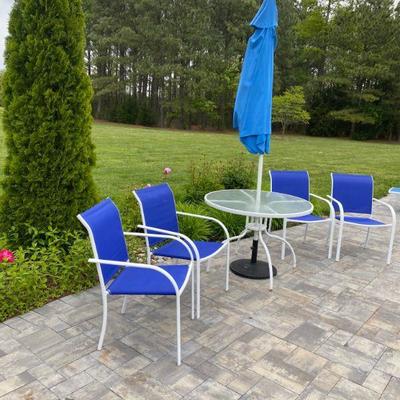 Lot #4 Outdoor Table and 4 Chairs with Umbrella 