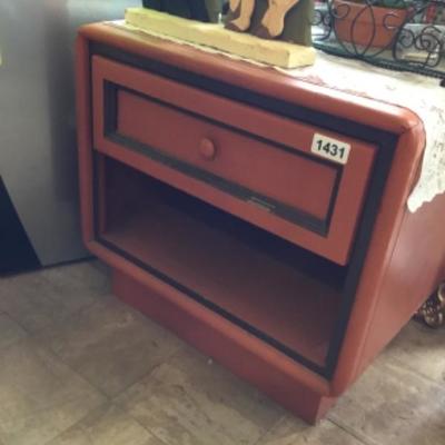 Small painted end table with drawer lot 1431