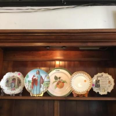 Assorted decorative plates with stand. Lot 1440
