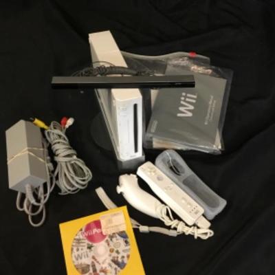 Nintendo Wii game system with accessories lot 1478