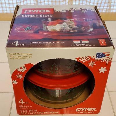 4pc Pyrex Christmas Themed Casserole/Storage Containers New in Box 