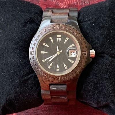 LOT 102 Os Dandon wood quartz watch