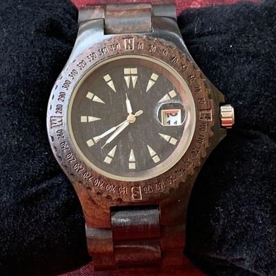 LOT 102 Os Dandon wood quartz watch