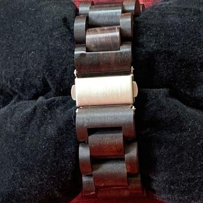 LOT 102 Os Dandon wood quartz watch