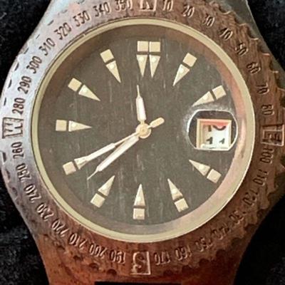 LOT 102 Os Dandon wood quartz watch