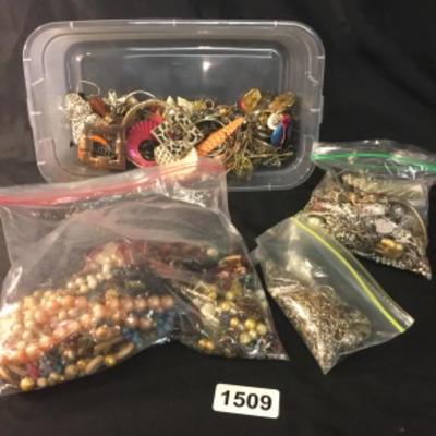 Assorted crafting costume jewelry parts lot 1509 does not include tote
