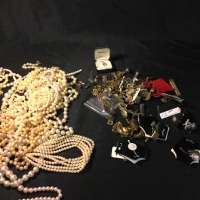 Assorted tie clips, cufflinks, pearls Lot 1517