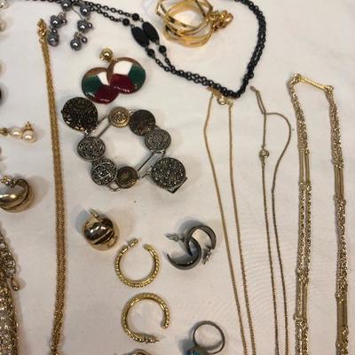 Costume jewelry, mixed lot, many different pieces