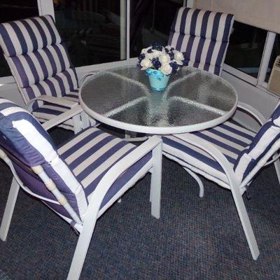 LOT 17  PATIO TABLE + CHAIRS