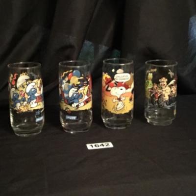 Two Smurf glasses, one snoopy glass, one Muppets glass Lot 1642