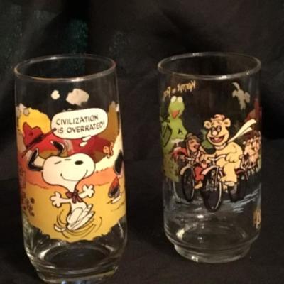Two Smurf glasses, one snoopy glass, one Muppets glass Lot 1642