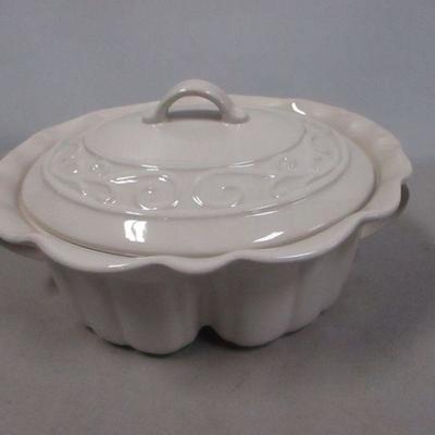 Lot 110 - Celebrating Home Stoneware Collection China Dish