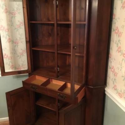 Solid Wood/Glass corner hutch Lot 1650