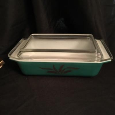Vintage Pyrex baking dishes with lids, one with rack Lot 1657