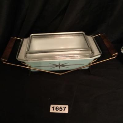 Vintage Pyrex baking dishes with lids, one with rack Lot 1657