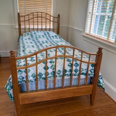 Lot f#21 Ethan Allan Twin Bed with Bedding 