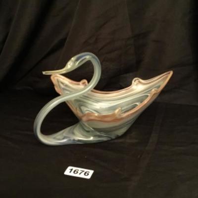 Glass swan bowl figurine Lot 1676