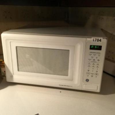 GE Microwave Lot 1704 (works)