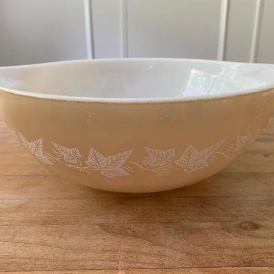 LOT 108 Vintage Pyrex mixing bowl