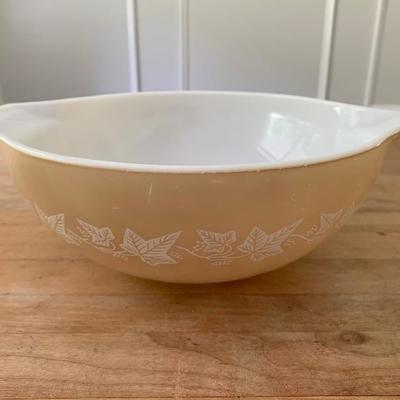 LOT 108 Vintage Pyrex mixing bowl