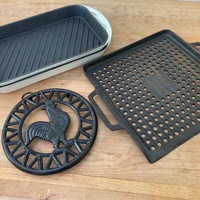 LOT 116 Kitchen cast iron pans grate and plaque