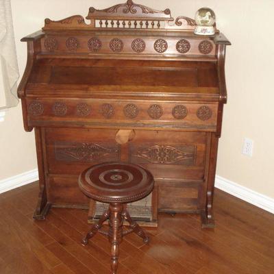 Antique working Pump Organ with stool  BEAUTIFUL!