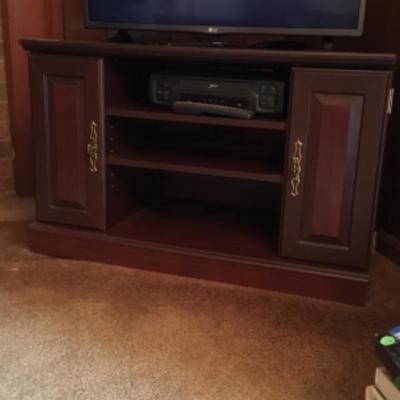 TV Stand with doors and shelves Lot 1718