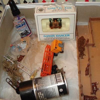 Vintage lot - Cards on wood, train parts and building kit in box