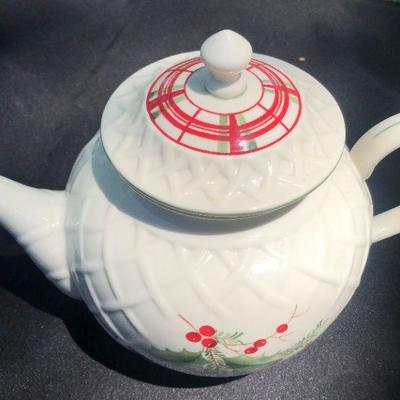 Lenox â€œHoliday Gatheringsâ€ Tea Pot