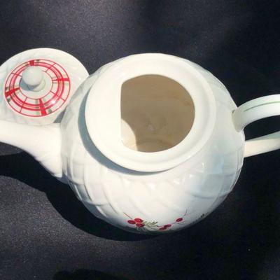 Lenox â€œHoliday Gatheringsâ€ Tea Pot