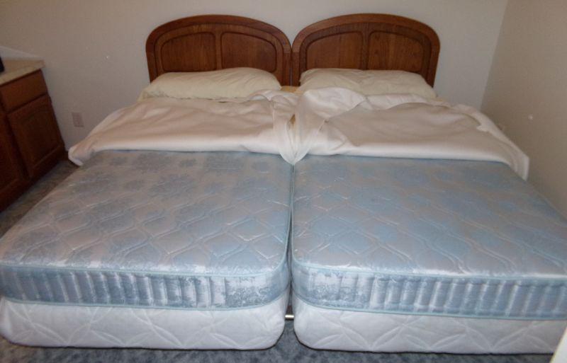 Lot 95 2 Twin Beds Estatesales Org