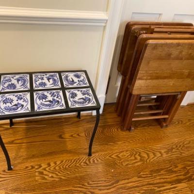 Lot # 195 Vintage H & R Johnson Tile table with 4 Tray Table set 