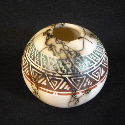 Authentic SIgned Navajo Pot Tannia Neal Etched Pot Horsehair