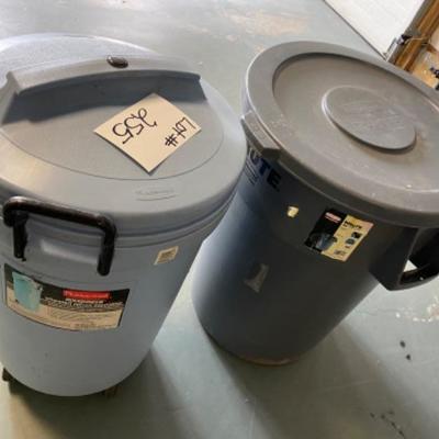 Lot #255 Pair of Two Rubbermaid Trashcans with lids 