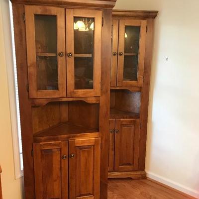 Lot #506 Pair Of Derbyshires Furniture Maple Corner Cabinets
