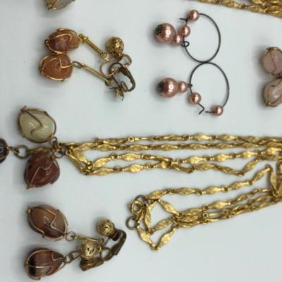 Costume jewelry lot, necklaces and earrings