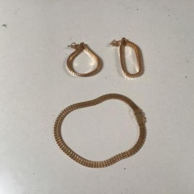 B3-106 14 karat gold bracelet and matching earrings