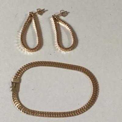 B3-106 14 karat gold bracelet and matching earrings