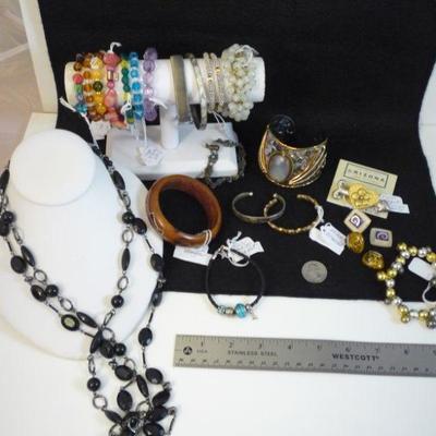 22 Piece Lot of Jewelry - Bracelets, Necklace, Earrings