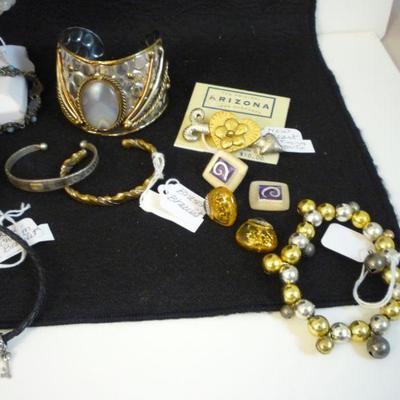 22 Piece Lot of Jewelry - Bracelets, Necklace, Earrings