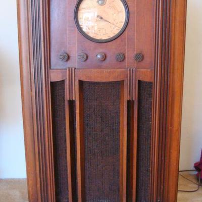 L104 - Antique Silvertone Upright Radio Console 