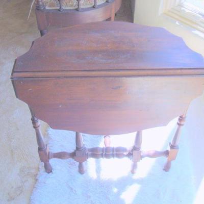 L114 - Antique Gate Leg Occasional Table 