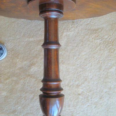 L118 - Small Occasional Table with Pie Crust Design