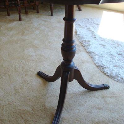 L118 - Small Occasional Table with Pie Crust Design