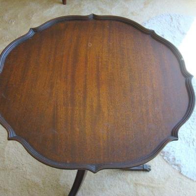 L118 - Small Occasional Table with Pie Crust Design